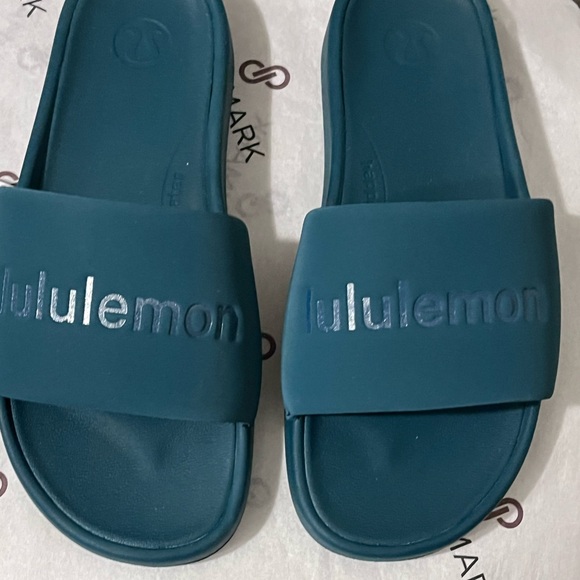 LULULEMON NWT AUTHENTIC WOMEN’S STORM TEAL RESTFEEL GRAPHIC SLIDES - Picture 3 of 17